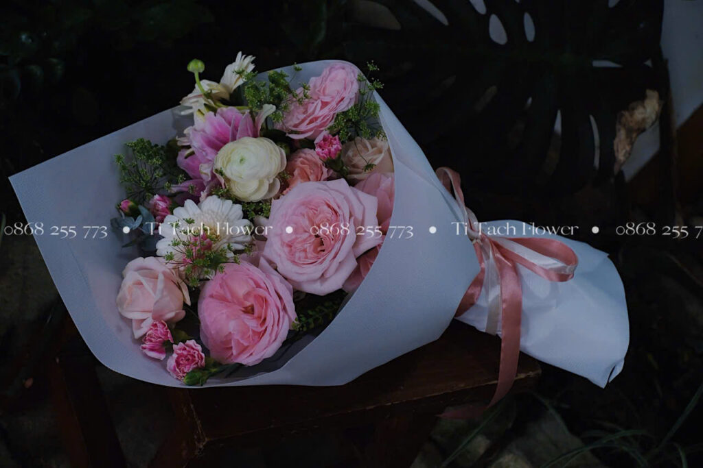 bo hoa tone hong mix nhieu loai